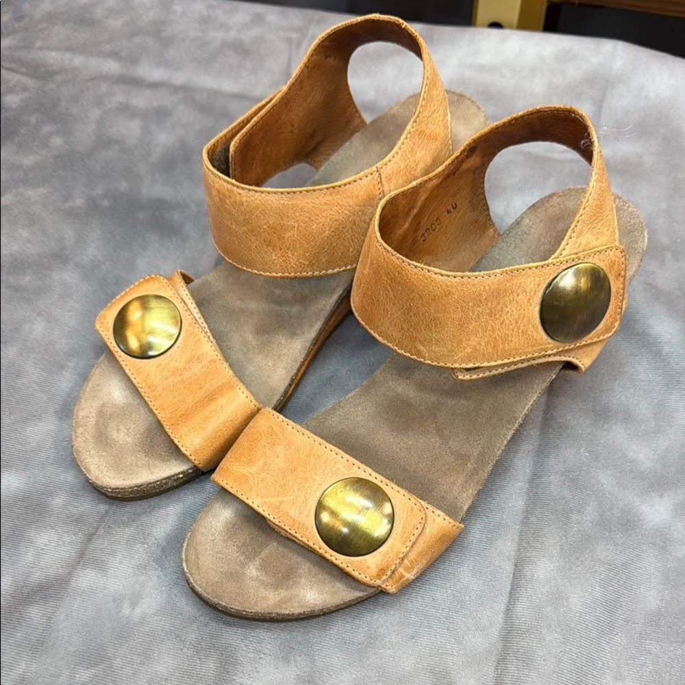 Taos Footwear Tan and Gold Sandals with Ankle Strap
